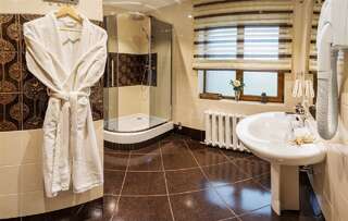 Отель Hutor Hotel Днепр Семейный люкс с балконом-1