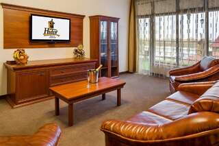 Отель Hutor Hotel Днепр Семейный люкс с балконом-2