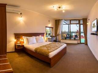 Отель Hutor Hotel Днепр Семейный люкс с балконом-3