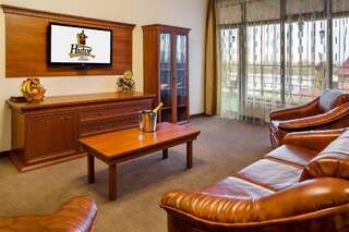 Отель Hutor Hotel Днепр Семейный люкс с балконом-4