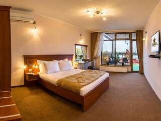 Отель Hutor Hotel Днепр Семейный люкс с балконом-6