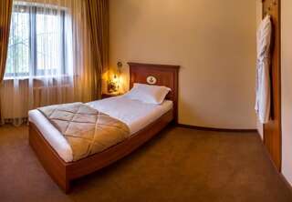 Отель Hutor Hotel Днепр Семейный люкс с балконом-11