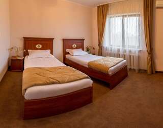 Отель Hutor Hotel Днепр Семейный люкс с балконом-13
