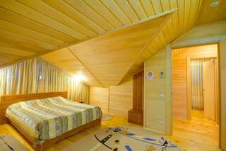 Отель Hutor Hotel Днепр Трехместный номер-2
